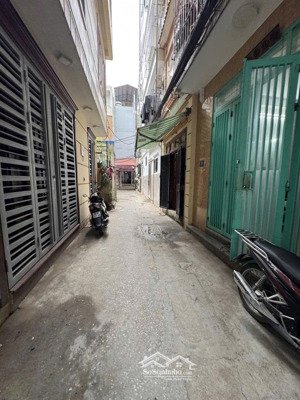 - nhà đẹp hoàng mai - ngõ nông - oto đỗ cửa - nhà đang cho thuê dòng tiền - giá đầu tư.