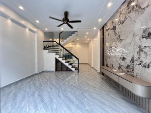 nhà xây mới, độc lập, sân cổng riêng, 2 tỷ850 ô tô cách nhà vài bước chân