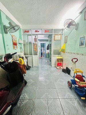 bán nhà hẻm 107 phạm văn hai tân bình 3 tầng gần sân bay gía 3,5 tỷ.