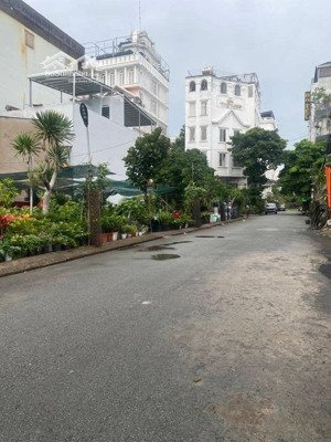 10 tỷ 900 thương lượng, nhà mặt tiền khu dân cư, 4 tầng, diện tích : ngan 4 mét dài 14,5 mét