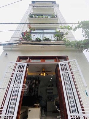 nguyễn văn cừ -8.2 tỷ -42 m2 -mt quyền lực - ô tô đỗ cồng - vị trí hot- ngõ rộng