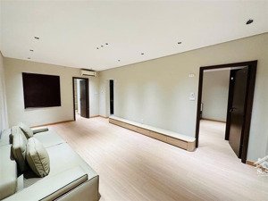 sang_sịn_ tt tầng 2_hoàng quốc việt_ cầu giấy_ô tô đỗ chân cầu thang