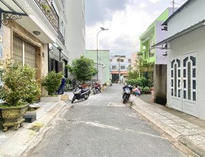 nhà 3 tầng, 69m2, ngang khủng, 5x13.8m, 5 phòng, hẻm xe hơi thông, gần hương lộ 2.