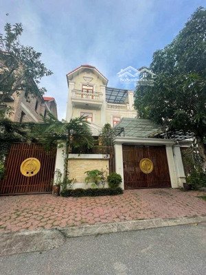 chính chủ cần bán biệt thự phú lương 200m2, mt: 10m, vị trí đắc địa, full nội thất xịn, hơn 30 tỷ