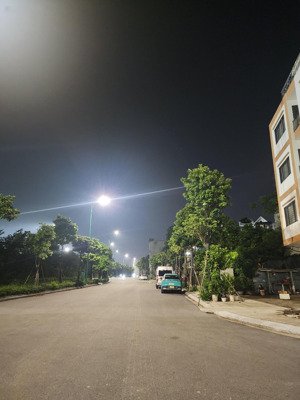 tôi cần bán nhà riêng gần 200m2 khu phân lô quân đội - tư đình long biên. đường ôtô vỉa hè rộng