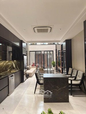 bán nhà đẹp như resort 5 sao giữa phố thị nhộn nhịp. 65m2 /giá 16,6 tỷ full nội thất, thang máy.