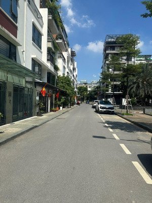 bán nhà kđt văn khê_vỉa hè đá bóng_oto tránh_tiện ích đô thị hạng a_view vườn hoa_ở sướng_15,2tỉ