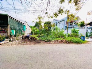 đất mặt tiền đường nhựa rộng 6m tại đường tân hiệp 4, hóc môn, cách chợ hóc môn chỉ 2km.700 triệu