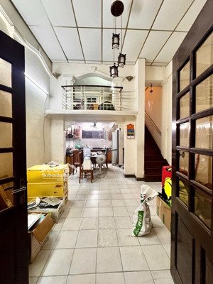 mặt ngõ- gần phố- phân lô- ô tô đỗ cửa- dân xây-2 thoáng -mt 5m- nở hậu-hoàng hoa thám-vị trí đỉnh