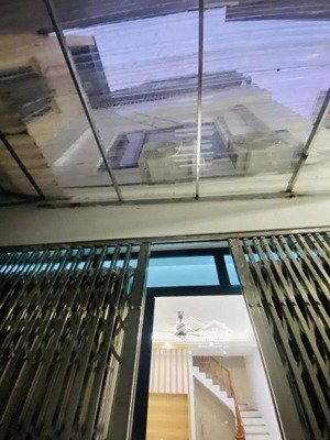 chủ cần bán căn nhà 3 tầng giá 6 tỷ.xxx, có 4 phòng ngủ diện tích 46m2 dân mới xây kiên cố full nội