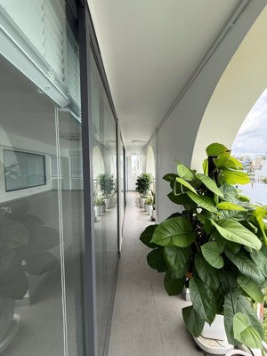 văn phòng 200m2, trong toà nhà 5 tầng có thang máy, hầm để xe, bảo vệ