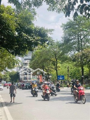 mặt phố lê thanh nghị- thanh nhàn. 1 mp+1 mặt ngõ vỉa hè oto dừng đỗ. 52m 3 tầng nhỉnh 30.* tỷ