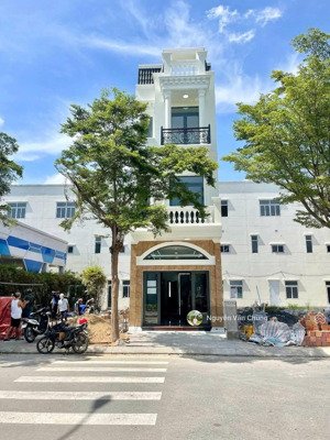 bán nhà gần vincom dĩ an, nhà 3 tầng full thổ, đường lớn khu sầm uất tiện kinh doanh, giá cực tốt