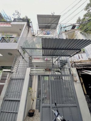 bán nhà 100tr/m gần chợ bà chiểu , 9phòng cho thuê , dòng tiền cao . nở hậu 9m