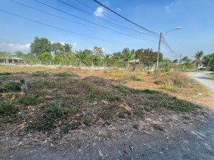 tôi bán gấp đất 150m2 giá 900tr đường bà thiên cách ubnd xã nhuận đức 1km sổ hồng riêng