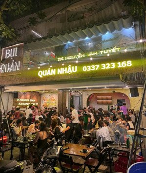 mặt bằng hàng ăn mặt phố đại la- ngay gần ngã 4- vỉa hè rộng mênh mông tha hồ kê bàn ghế