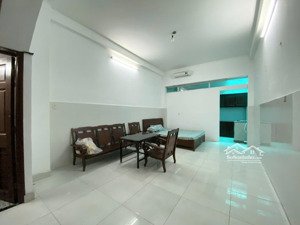 cho thuê căn hộ siêu rộng, tách bếp, full nội thất, gần cầu sài gòn