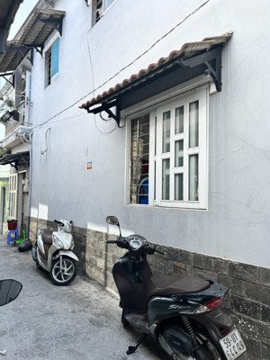 đuối ngân hàng giảm 450tr bán nhanh. nhà căn góc 2 tầng 3 phòng 2 wc. hẻm sạch sẽ thông