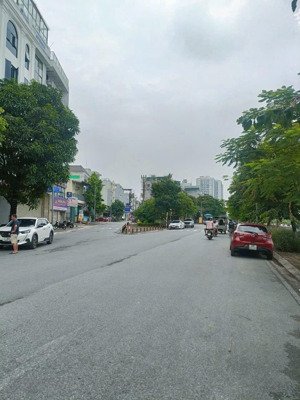 đât mặt phố hồng tiến 12m mặt tiền, dt 310m2, lô góc 3 mặt thoáng