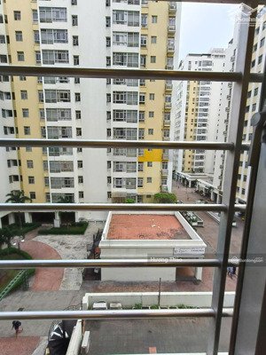 không ở nữa nên bán ch sky garden 3, q7, dt 75m2 2pn 2wc gía 2tỷ430 bao vat và phí, view nội khu