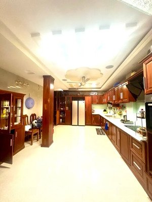 bán nhà phạm văn hai 160m² 7 tầng 20 tỷ căn góc, 18pn, thang máy