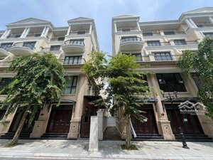 cần tiền bán gấp căn xẻ khe 84 m2, đã hoàn thiện 2 tầng, đảo dừa phân khu đóng vip, cạnh bể bơi