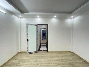 nhà 50m ra mặt phố quang lãm, gần ngay đh đại nam: độc lập+2 thoáng~36m2x5t, 7 phòng,ở/cho thuê tốt