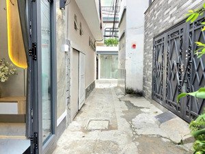 siêu phẩm ngang 10m - sát quận 1 - 3 phòng ngủ - full nội thất - nhỉnh 5 tỷ