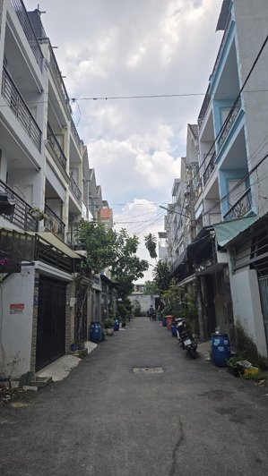 cần bán nhà đẹp 3 tầng 55m2, hẻm xe hơi quay đầu đình phong phú. giá chỉ hơn 6tỷ