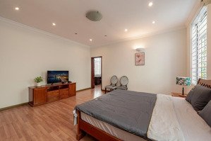 biệt thự có hồ bơi sân vườn 216 nguyễn văn hưởng .