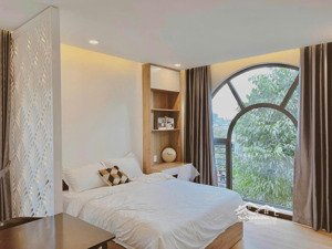 cho thuê căn hộ 90m2 2 ngủ 1 khách trung tâm ba đình ô tô đỗ cửa, free nước và dịch vụ