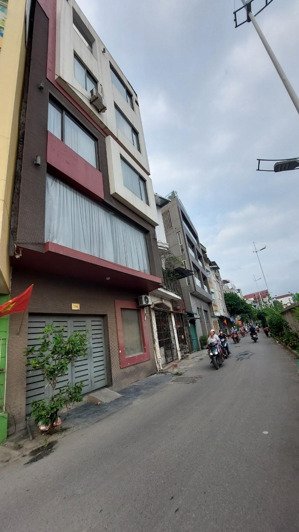 trí vàng: nằm ngay trên mặt phố âu cơ, tuyến đường huyết mạch với lưu lượng giao thông lớn,