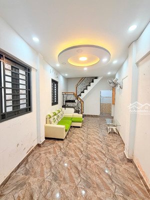 căn góc nở hậu. 2 tầng 2pn 2wc. hoàn công đủ. gần cmt8. công viên và chợ phạm văn hai