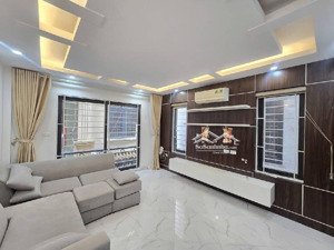 tiền ít vẫn hít nhà thơm . phố 8-3 trung tâm hai bà trưng 40m x5t. giá 7,4tỷ