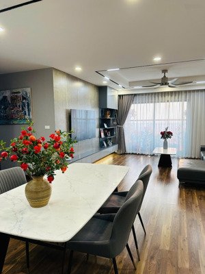 bán căn hộ toà diamond goldmark city 135m2 gồn 3n2vs, 2 ban công, 1 logia rộng phòng giặt đồ.