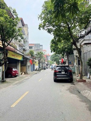 một căn duy nhất , tư đình long biên , oto 7 chỗ , thang máy, diện tích khủng, giá tý hon, cạnh chợ