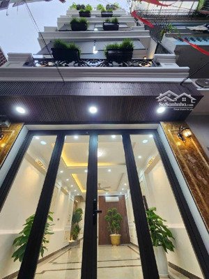 chính chủ phân lô cầu giấy dt 50m x6t mt 4m vừa ở vừa kinh doanh ô tô để trong nhà lh 