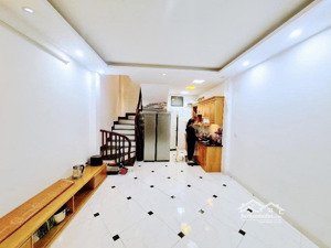 nhà đẹp lĩnh nam _ hoàng mai
dt: 33m_ 5 tầng _ 3 ngủ rộng, full nội thất
vị trí quá đẹp 50m ra phố.