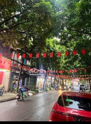 diện tích: 68.6m mặt tiền: 7m đường trước nhà: 4m ô tô vào tận nơi khu dân cư đông đúc,