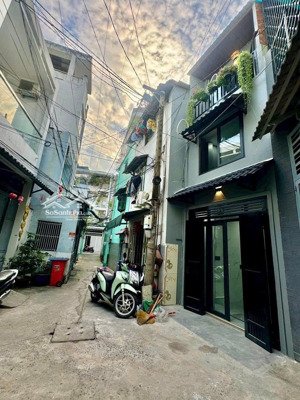 nhà nhỏ xinh cách hẻm xe hơi vài căn 2 tỷ 580 tl