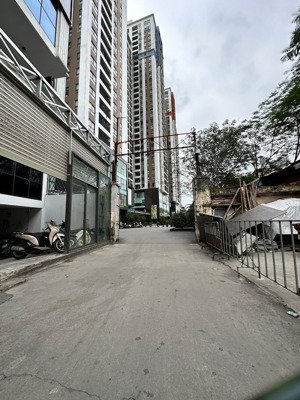 tòa nhà văn phòng mới koong - 9 tầng thang máy có hầm - ô tô tránh - 2 mặt ngõ - gần ngã tư