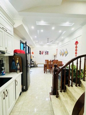 ngọc thuỵ- long biên- nhà mới 38m 5 tầng full nội thất-oto đỗ cổng- sđcc sẵn giao - 7.7 tỷ có tl