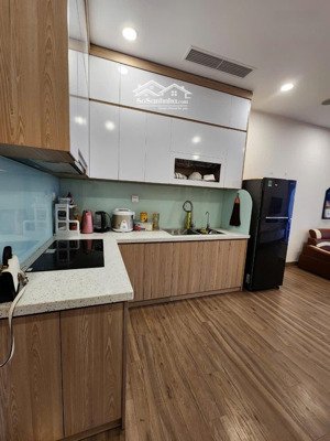 cần bán căn 2 ngủ toà sp skyoasis giá 3.89 tỷ bao phí tầng trung lh 