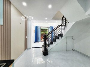 giá chỉ: 6 tỷ xíu. nhà 5 tầng đẹp vào ở ngay nguyễn cửu đàm. dt: 4,5 x 12 xem là thích