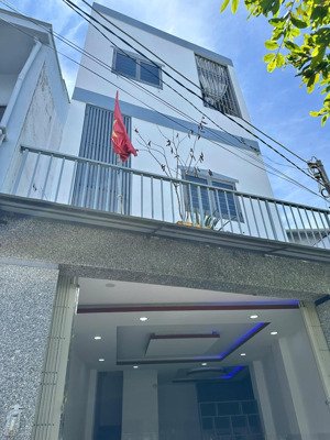 cho thuê nhà 3 tầng hẻm hải đức p. phương sơn nha trang . giá thuê : 7tr500 lhe : 