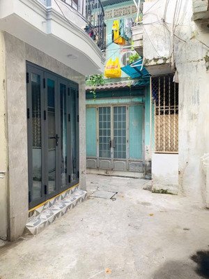 tôi cần bán nhà 24m2 sd, 1 trệt, 1 đúc, sổ hồng riêng. mặt tiền nhà 3,5 m, quận 7, giá: 1,38 tỷ