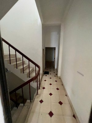 cho thuê nhà mặt tiền 1 trệt, 2 lầu , nhà trống, gần chợ, trường học, siêu thị, công viên