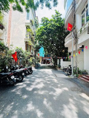 gần trúc bạch 50m 4 tầng 9.3 tỷ ba đình không khí trong lanh ô tô vào nhà kinh doanh