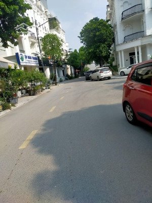 hàng xóm louis đại mỗ . ô tô thang máy . 35m 6 tầng 9,9 tỷ ctl + cách lê quang đạo 300m .