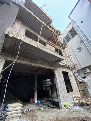 nhà đẹp 4 tầng xây mới vị trí nằm sát cạnh tđc 47 lê lai, ngô quyền. diện tích gần 100m2 sân cổng